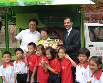 Taipei County Magistrate Chou Hsi-wei, CommonWealth Magazine Education Foundation Chairman Diane Ying, and AIT Public Affairs Section Chief Thomas Hodges with Youmu Primary School students.  (Photo: Taipei County Magistrate Chou Hsi-wei, CommonWealth Magazine Education Foundation Chairman Diane Ying, and AIT Public Affairs Section Chief Thomas Hodges with Youmu Primary School students.)