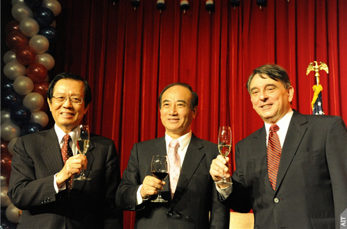 AIT Director William Stanton (right), Foreign Minister Timothy Yang (left), and Legislative Yuan Speaker Wang Jin-pyng at AIT Independence Day reception on July 2, 2010.  (Photo Credits: AIT)