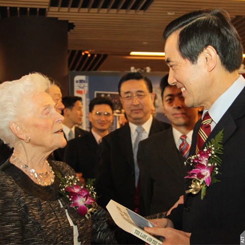 President Ma Ying-jeou chats with Patricia Linder during the opening of 