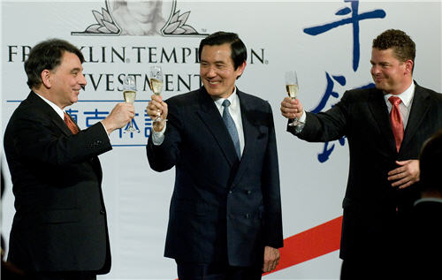 AIT Director William Stanton, President Ma Ying-jeou and AmCham Taipei Chairman Bill Wiseman at Hsieh Nien Fan on March 9, 2011.  (Photo: AmCham Taipei)