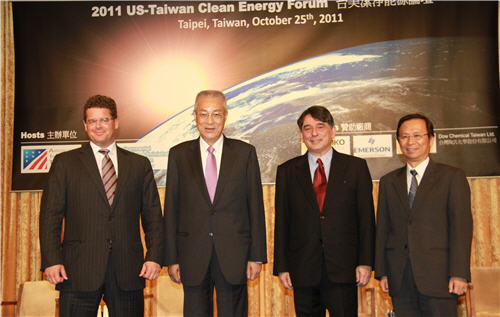 AIT Director William A. Stanton (second from right), Taiwan Premier Wu Den-yih (second from left), EPA Minister Shen Shu-hung, AmCham Chairman Bill Wiseman at the opening of 2011 U.S.-Taiwan Clean Energy Forum.  (Photo: AIT Images)
