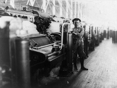 就像圖中的小男孩，安德魯卡內基也在紡織工廠開始他的第一份工作