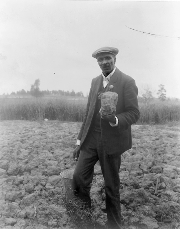 喬治華盛頓卡佛蒐集土壤樣本 George Washington Carver gathering soil samples 