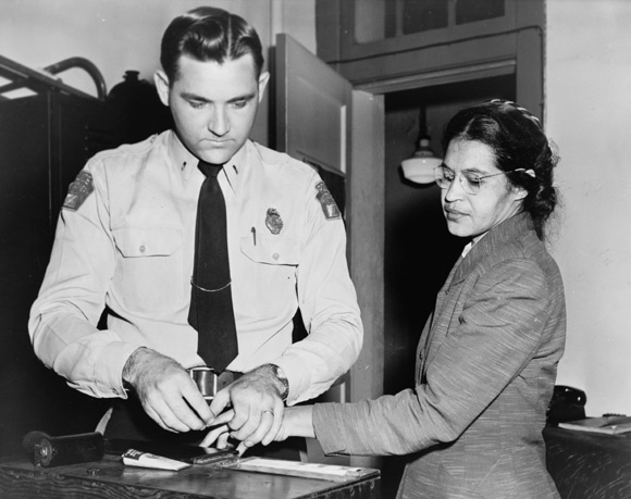 名叫做羅沙‧帕克斯（Rosa Parks）的黑人婦女、在1956年因觸犯「反抵制條款」、在被逮捕後進行按指紋的動作。 Rosa Parks was fingerprinted after a subsequent arrest for violating anti-boycott laws in 1956. 