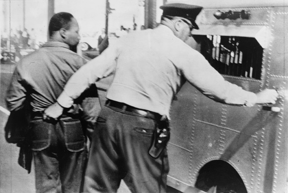 一名警官逮捕馬丁路德金恩 A police officer arrests Martin Luther King 