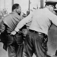 一名警官逮捕馬丁路德金恩 A police officer arrests Martin Luther King 