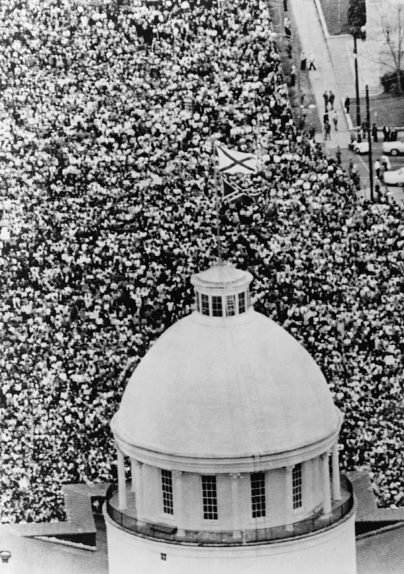 超過三萬人的抗議民眾在遊行後抵達阿拉巴馬州首府蒙哥馬利郡。 More than 30,000 demonstrators reached the capitol in Montgomery, Alabama. 