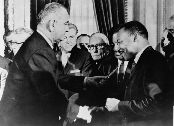 President Johnson gives King a pen he used to sign the bill into law. 詹森總統送給金恩一支他用於簽署該法案立法的筆 