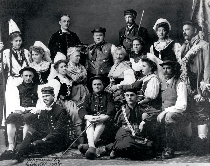 Photo of Lindsborgers in Swedish folk dress