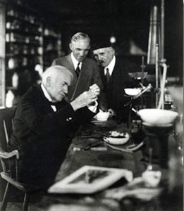 湯瑪斯愛迪生(Thomas Edison)正在展示他的電燈泡發明，亨利福特及法蘭西絲傑爾(Francis Jehl)在一旁觀看，1929年10月21日 