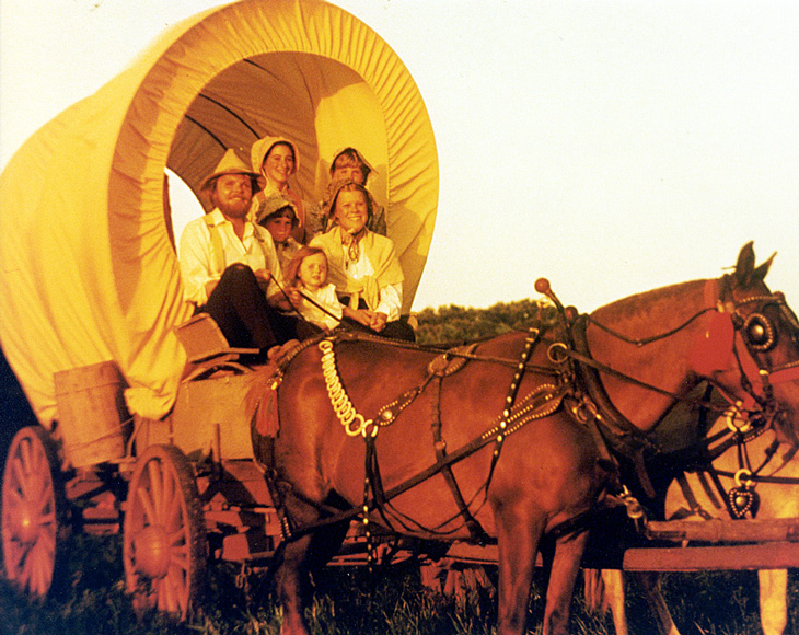 搭乘蓬車，扺達目的地的英格斯(Ingalls)一家人 Photo of a family in a horse-drawn covered wagon