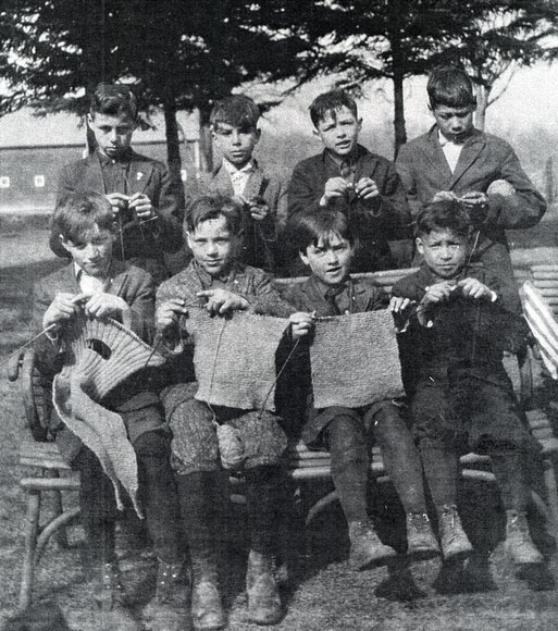 一次大戰時，為紅十字進行編織工作的聖班納迪克教會學校的孩童，1916年 Photo of children from St Benedict's Mission School, 1916