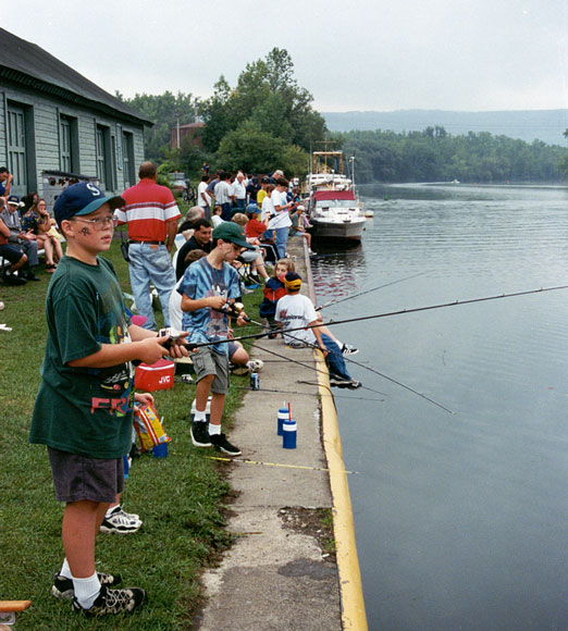 孩子們參與青少年釣魚競賽(Youth Fishing Derby) 1999年