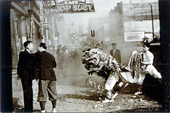 1939年波特蘭的中國新年，舞獅後面看似霧氣的煙霧其實是爆竹的煙