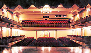 最近重建完成的紐貝裡歌劇院 