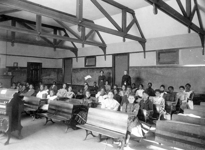 Students and teachers in training school of Fisk University.