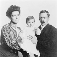 Gilbert Grosvenor and Elsie May Bell holding their son, Melville Bell