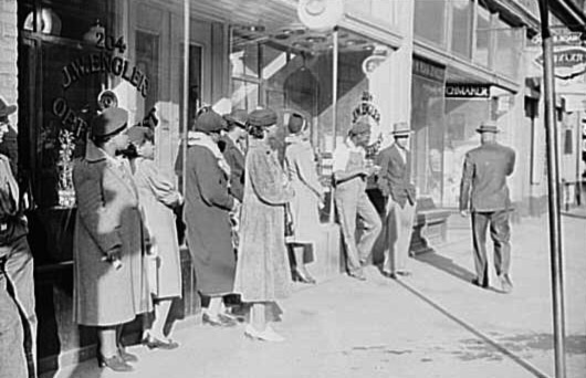 Domestic servants waiting for the streetcar, 1939.