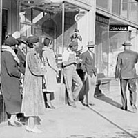 Domestic servants waiting for the streetcar, 1939.