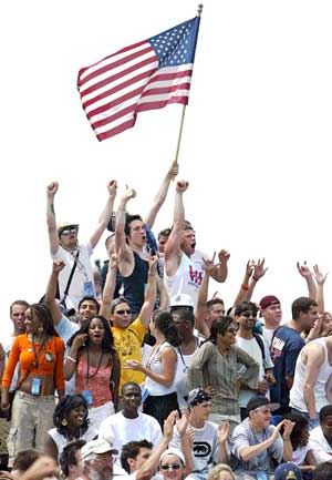 2005年7月2日參加經濟援非現場音樂會費城會場上的年輕人 