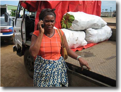 增加貨物貿易的自由度具有全球效益，大約
一半惠益由發展中國家的人民分享，如這位
安哥拉的水果商。