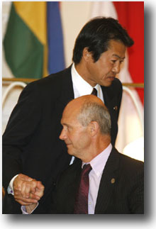 日本農業大臣中川昭一（Shoichi
Nakagawa）與世界貿易組織總幹事
巴斯卡·拉米（Pascal Lamy）握手。
