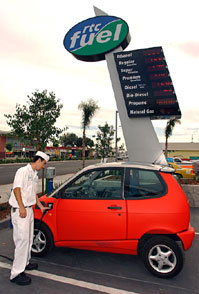 一輛電動汽車在加利福尼亞州聖達戈
市的替代燃料加注站充電