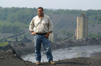企業家裏奇 (John Rich) 於賓夕法尼亞
州吉爾伯頓市一座未來工廠的廠址，廢煤將在此轉化成低排放柴油。