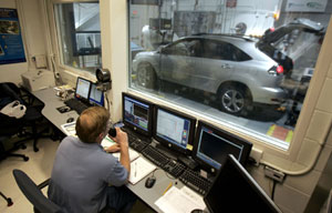 研究人員在阿爾貢國家實驗室 (Argonne
National Laboratory) 觀察正在測試的淩治混合動力汽車。