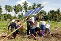 在菲律賓棉蘭老島，村民們正豎起一塊
太陽能電池板。
