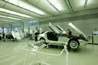 碳纖維複合材料在英國的一家工廠 用於製造賓士SLR McLaren轎車的車門、發動機蓋及車體。