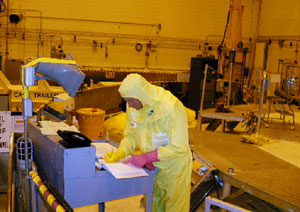 科研人員在愛達荷國家實驗室的先進試
驗核反應爐上運行測試。