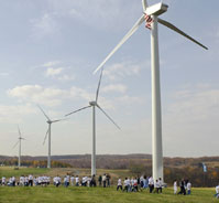學生們走在賓夕法尼亞州的風力
渦輪機下麵。