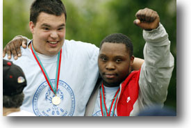 來自紐約大都市地區的兩名年輕運動員在當地特殊奧運會上慶勝利 