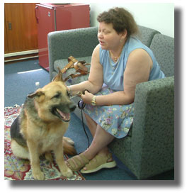 盲人凱恩2005年在訪問印度期間是一名很歡迎的演講人。她的導盲犬寇裡造成更大轟動