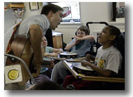 特殊需要兒童班的學生高興地與他們的音樂理療師交流。 