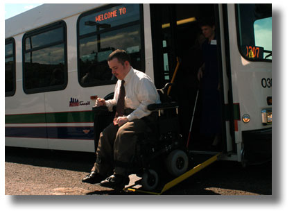 行動能力幫助人在生活和經濟上自立。提供讓殘疾人也可乘坐的交通工具是市政府將服務面向所有居民的表現之一
