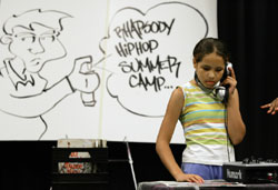 即使是正式活動，例如俄亥俄州的這個兒童藝術夏令營，也使用時髦——即嘻哈——主題和圖像來吸引孩子們。