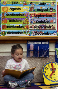 堪薩斯州的這個六歲小姑娘在雙語課上學習