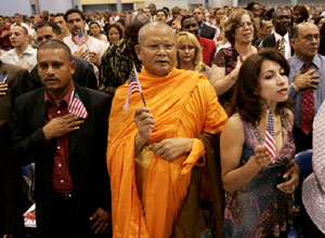 來自尼加拉瓜、泰國及厄瓜多爾，這三位新美國人與來自世界各地的大約6000位其他人一起，在2007年6月13日於佛羅里達州邁阿密海灘市舉行的儀式上歸化成為美國公民。