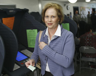 得克薩斯州第一夫人佩裡2006年11月早上在奧斯汀特拉維斯縣參加投票。