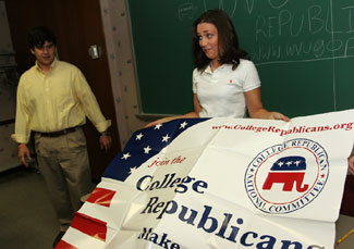 位於摩根頓城的西弗吉尼亞大學學生在展示'大學共和黨'海報。