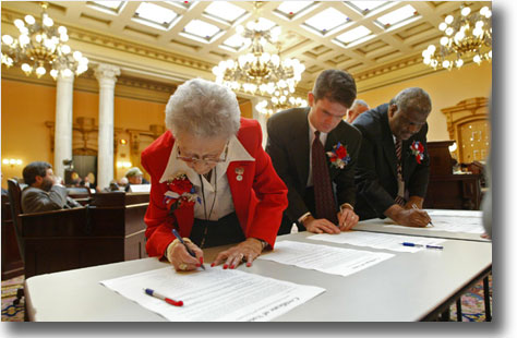 2004年12月俄亥俄州選舉團成員在哥倫布市州議會大廈舉行的投票儀式上簽名證票。