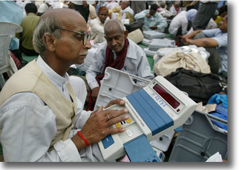印度一位選舉工作人員在2007年5月的選舉前檢查電子投票機。