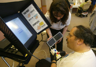 《幫助美國投票法》規定須向殘疾選民提供新技術，幫助他們參加投票。