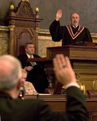 賓夕法尼亞州最高法院法官埃金2004年12月在哈里斯堡州府大廈舉行的選舉團會議上宣誓。"