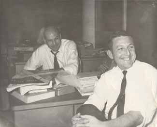  本文作者迪肯森(左)1972年與《國家觀察者》編輯林德。