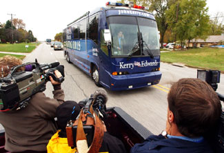2004年10月電視記者在拍攝一輛抵達艾奧瓦州達文波特的競選轎車。