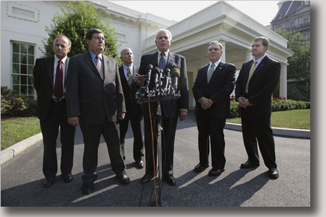 這些國會議員在2006年7月訪問伊拉克歸來後，與布什總統在白宮舉行會晤，並隨後向記者發表講話。
