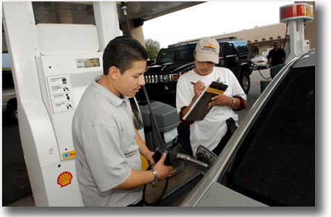 在新墨西哥州聖菲市的一個加油站，馬丁內斯一邊加油一邊完成投票登記。